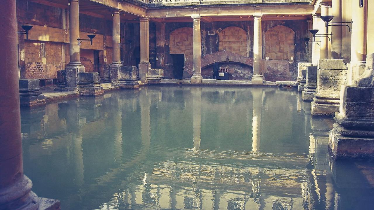 Das von Säulen umgebene römische Bad mit grünem Mineralwasser.